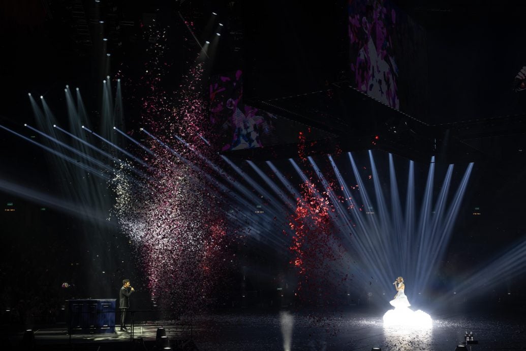 郑秀文澳门化身DJ打碟晒腹肌 与许志安再合体同台