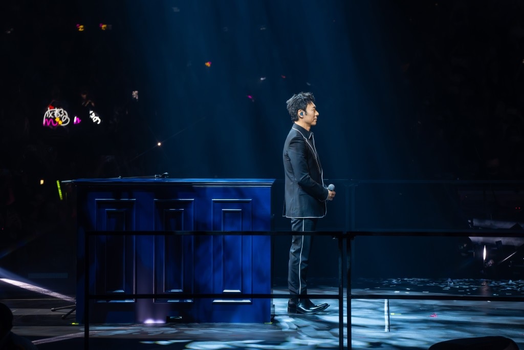 郑秀文澳门化身DJ打碟晒腹肌 与许志安再合体同台