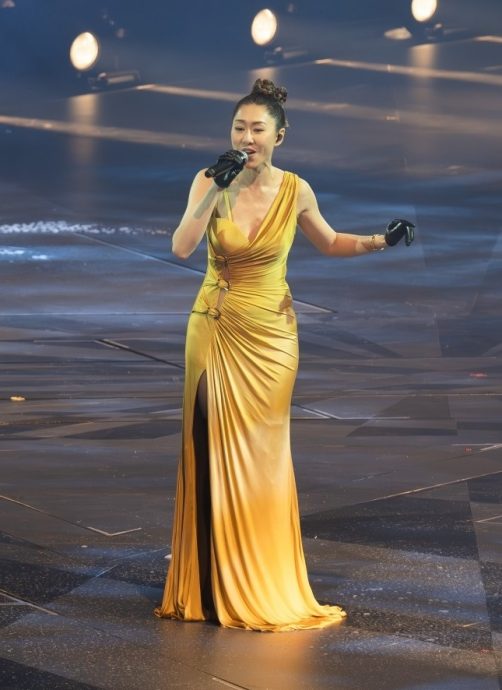 郑秀文澳门化身DJ打碟晒腹肌 与许志安再合体同台