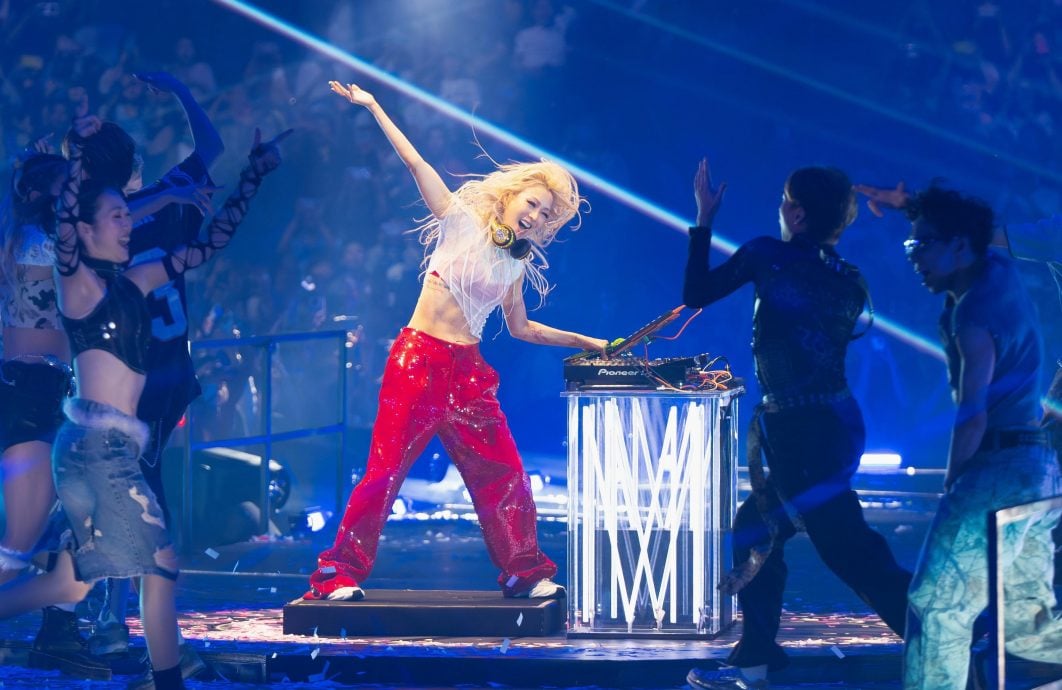 郑秀文澳门化身DJ打碟晒腹肌 与许志安再合体同台