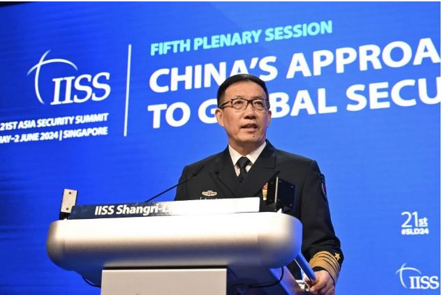 配头三图)董军确定缺席   中国国防部：解放军国防大学代表团将参加香会