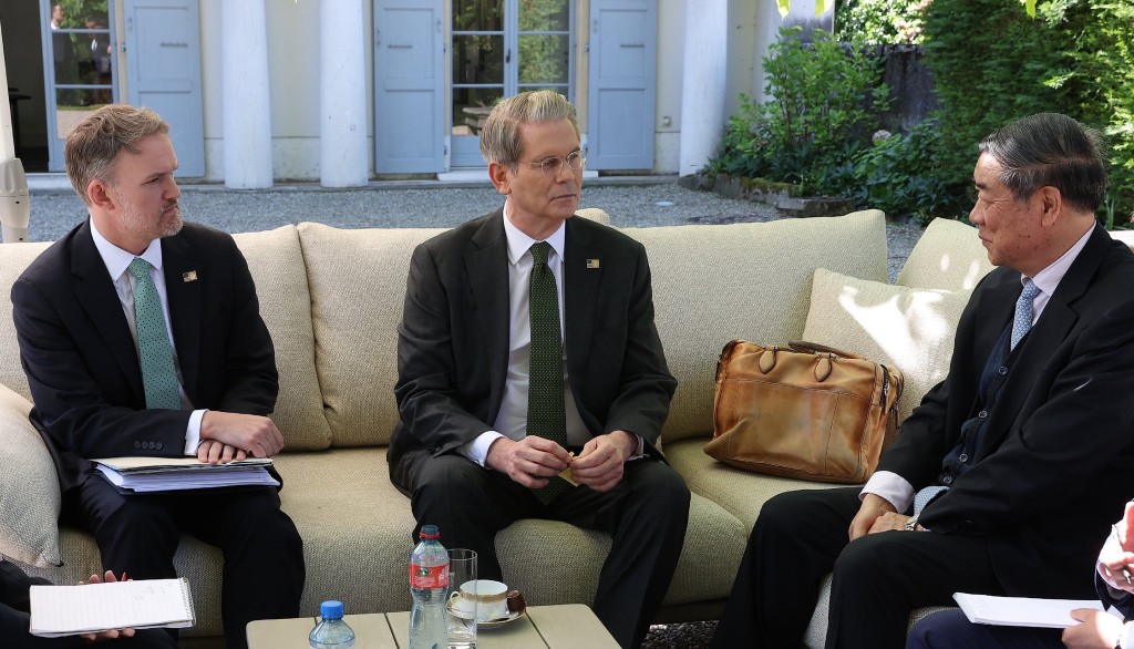 配头数图∕中美谈判图片曝光 何立峰露齿笑贝森特略拘谨