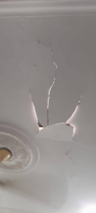 采石场爆破酿意外 石头砸毁民宅屋顶 1人伤