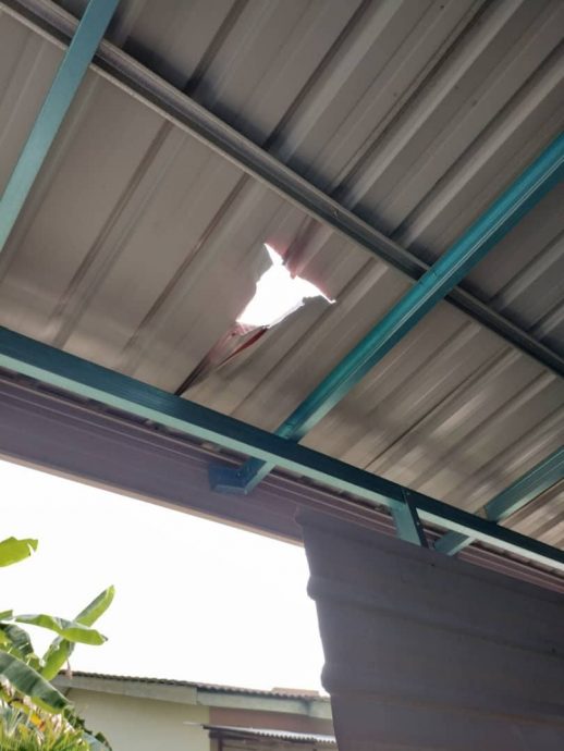 采石场爆破酿意外 石头砸毁民宅屋顶 1人伤