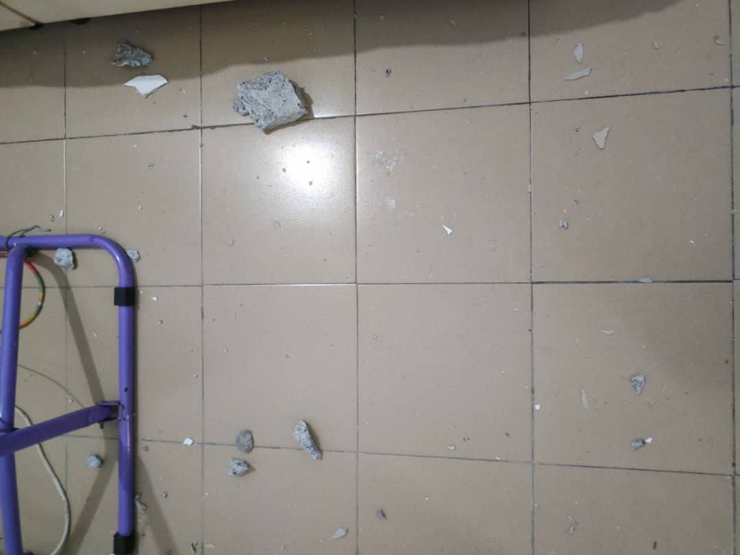 采石场爆破酿意外 石头砸毁民宅屋顶 1人伤