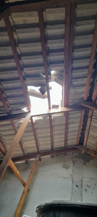 采石场爆破酿意外 石头砸毁民宅屋顶 1人伤