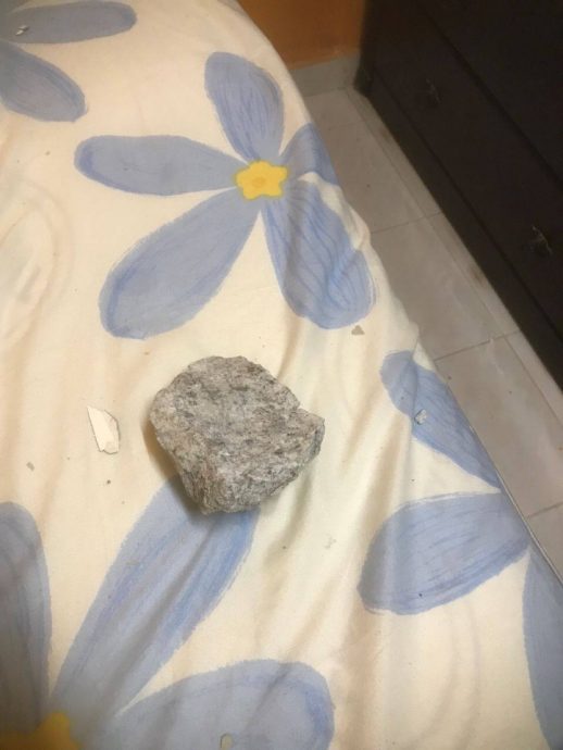 采石场爆破酿意外  石头砸毁民宅屋顶 1人伤