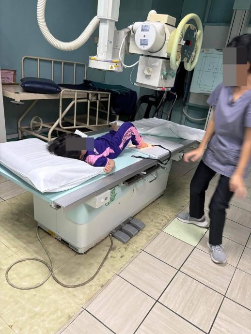 重出加照片//女童踩到国旗扣章 扣针插入脚底送医