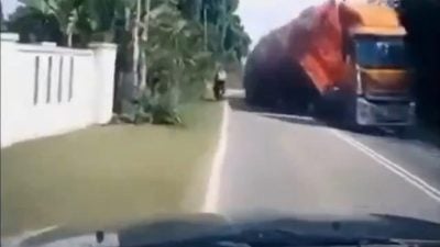 重型罗里突失控翻覆 木材散落一地砸车  女司机受轻伤