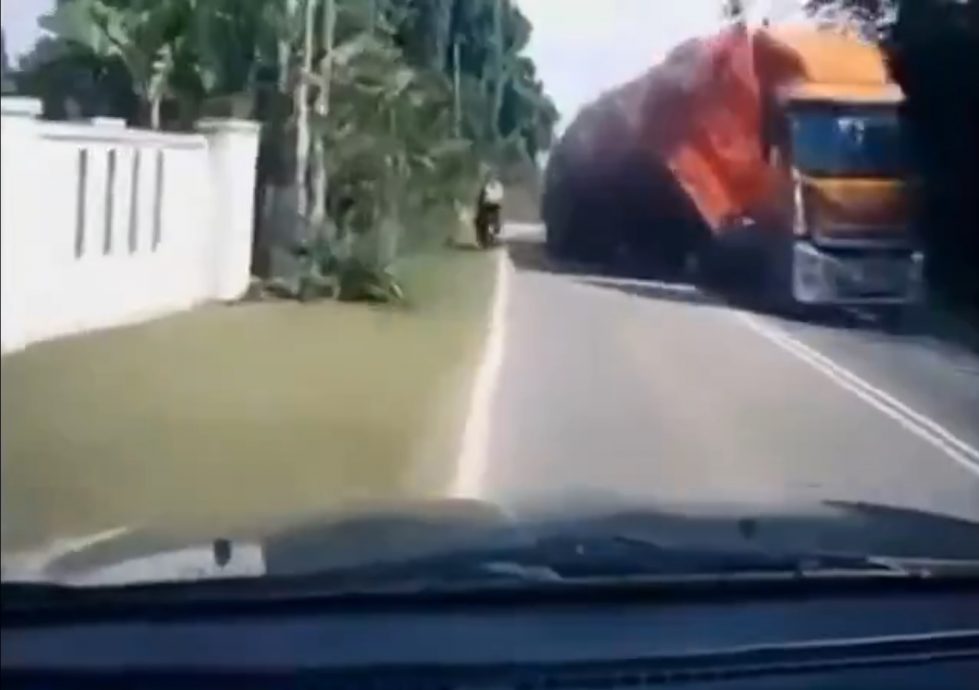 重型罗里突失控翻覆 木材散落一地砸车·女司机受轻伤