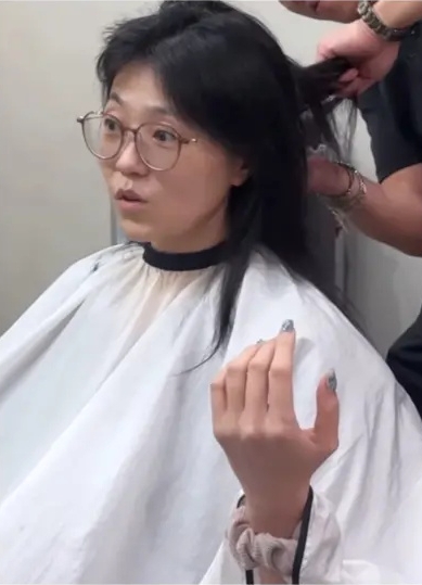 金曲歌后曹雅雯突剃平头 背后原因藏洋葱