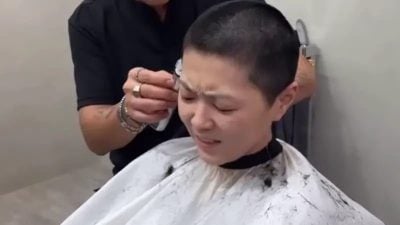 为陪伴父亲对抗病魔  曹雅雯剃平头