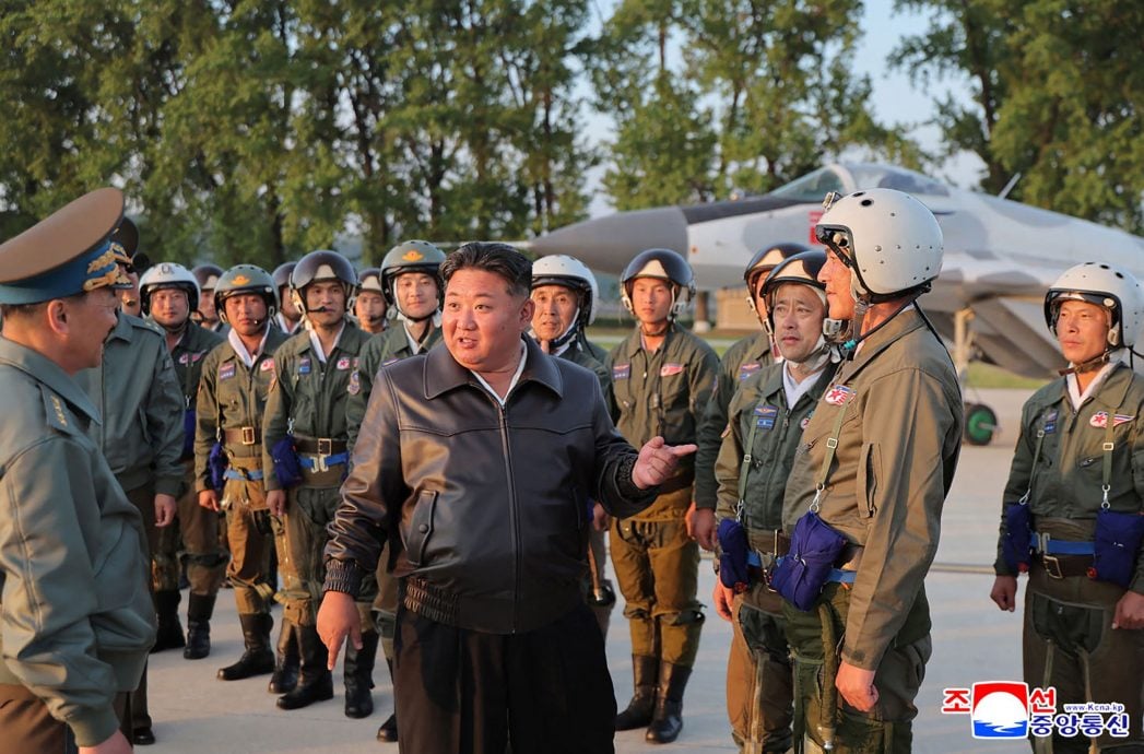 金正恩指导朝鲜空军防空战斗及空袭训练