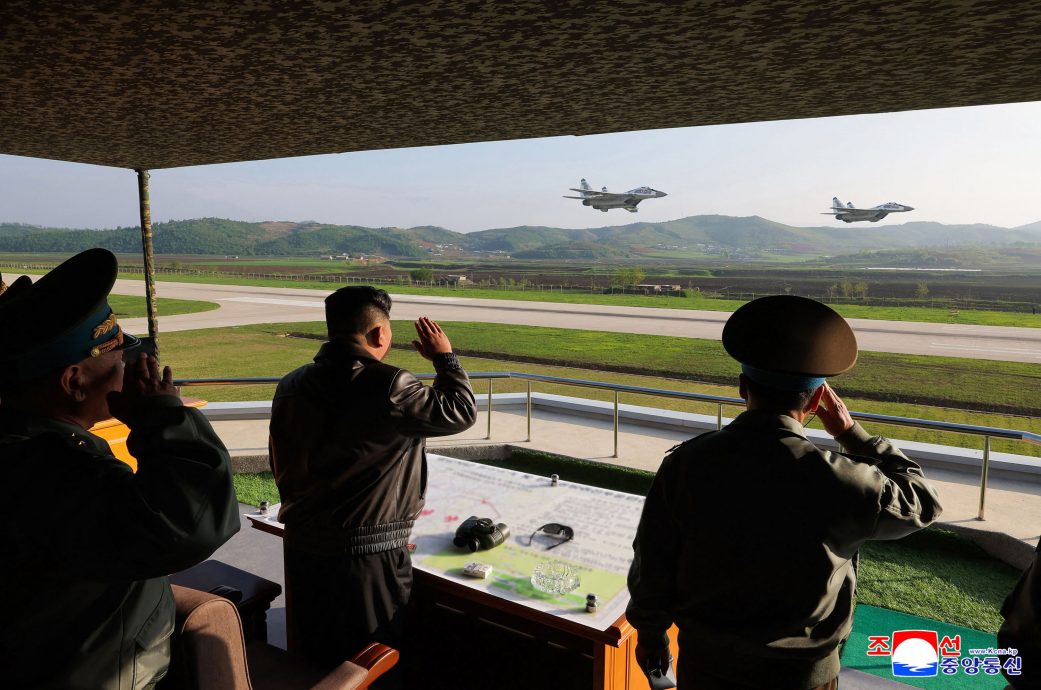 金正恩指导朝鲜空军防空战斗及空袭训练