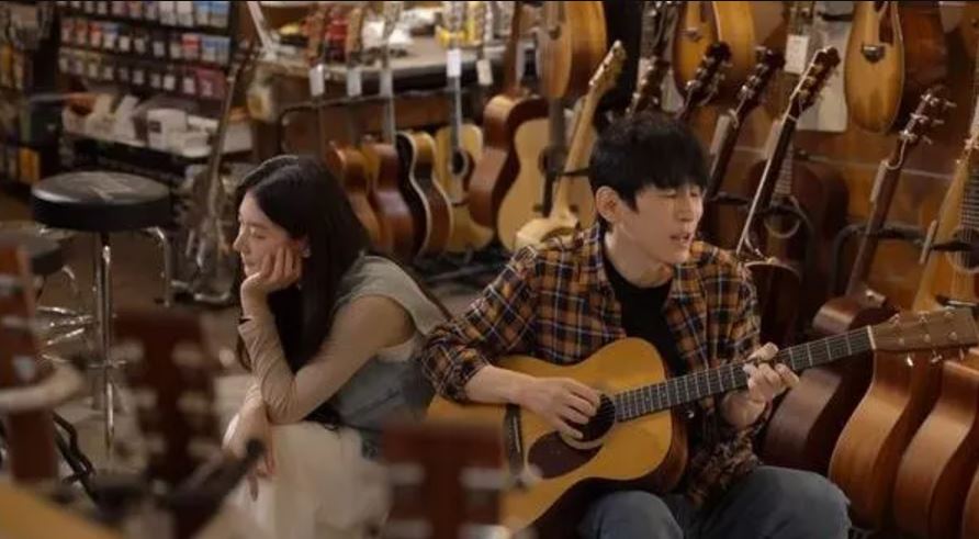 金赛纶18岁曾交往“年长偶像” 网民:那又怎样?