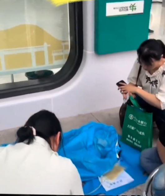 银行坚持“本人到场” 重病妇2小时后倒毙门外 最新进展:家属与银行和解