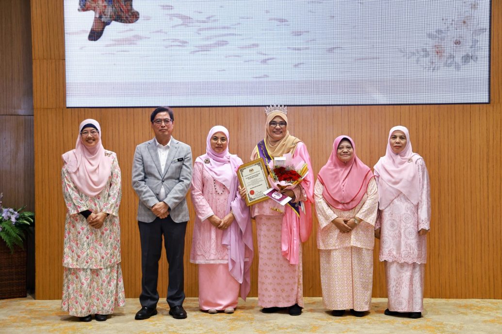 阿占巴基:每天努力变得更好 女官员享平等发展权利