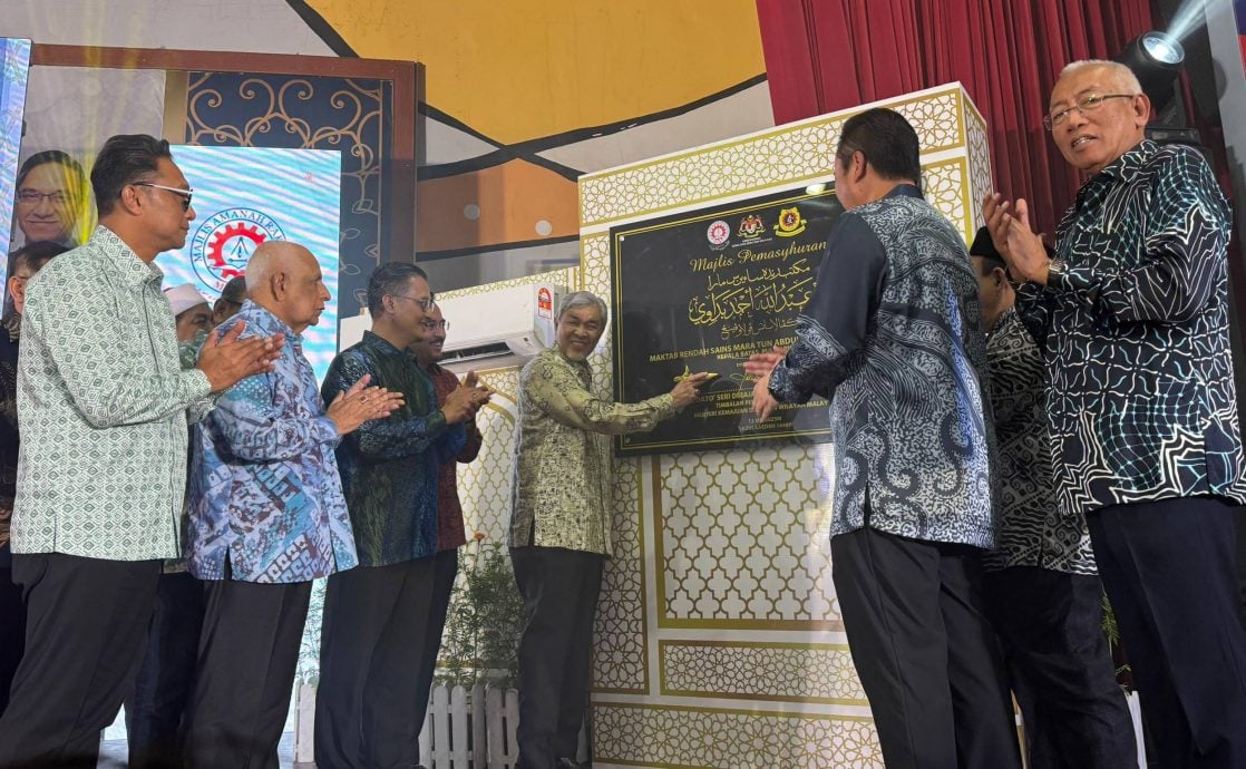 阿末扎希:甲抛峇底玛拉理科初级学院正式易名为敦阿都拉阿未巴达威玛拉理科初级学院。