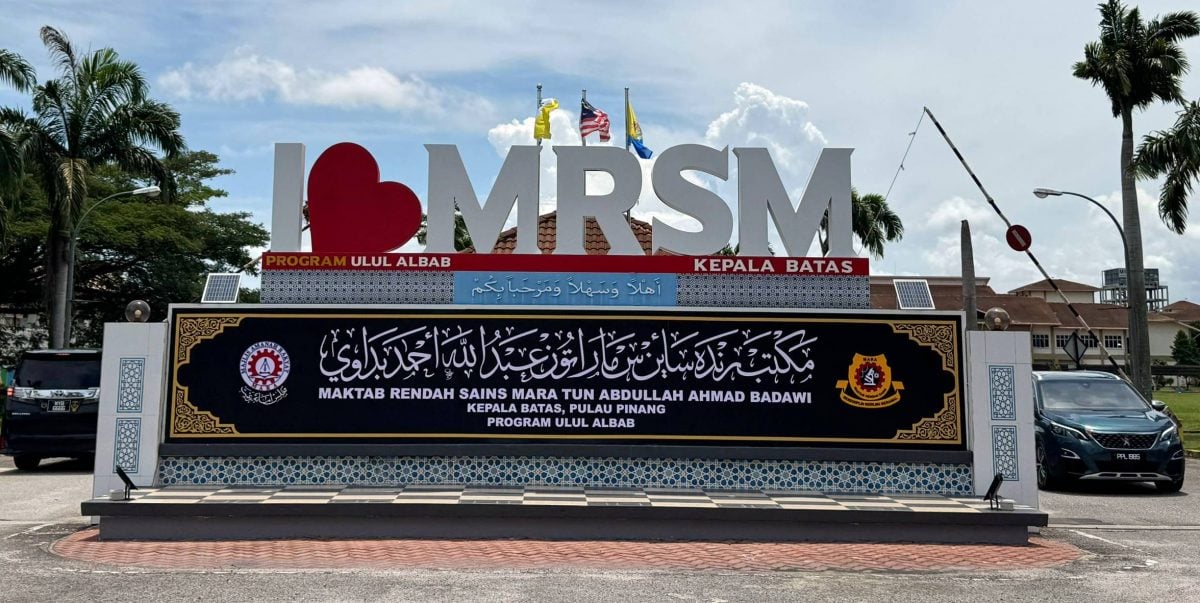 阿末扎希:甲抛峇底玛拉理科初级学院正式易名为敦阿都拉阿未巴达威玛拉理科初级学院。