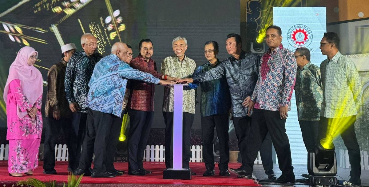 阿末扎希:甲抛峇底玛拉理科初级学院正式易名为敦阿都拉阿未巴达威玛拉理科初级学院。