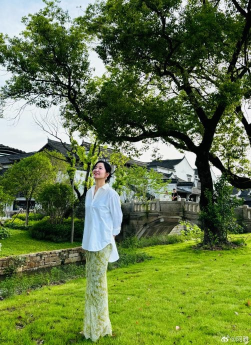 阿雅嫁转世活佛11年 母亲节首晒11岁女儿合照