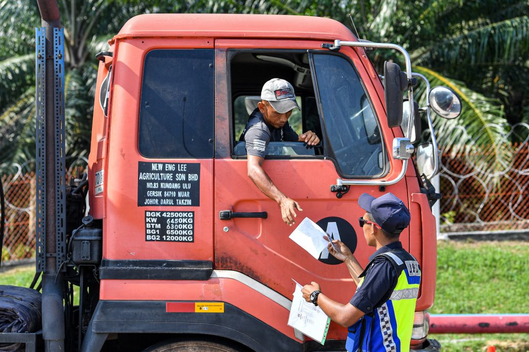陆交局:“构严重车祸风险” 重型车辆违规霸占快车道