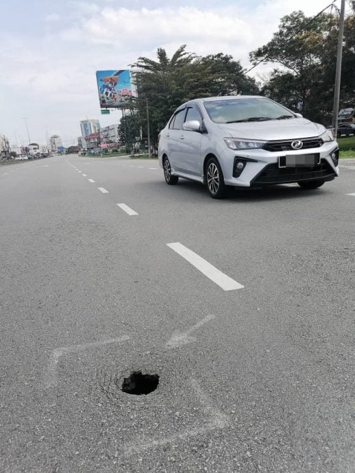 雅凌桥路面出现小洞，市民促尽快维修免恶化引发意外。