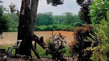 雨中关车门遭雷劈 男子惊险存活：像被炸弹炸飞！