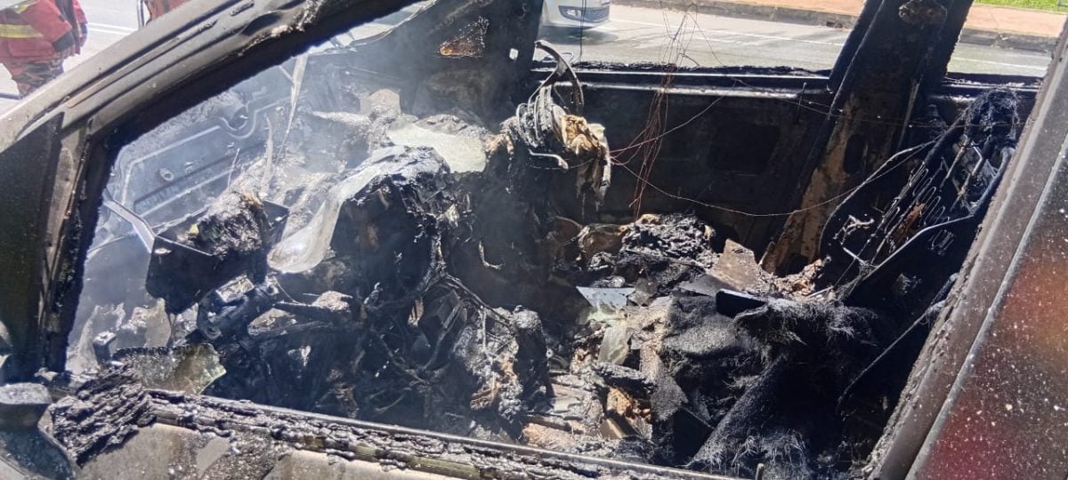 霹3起轿车起火事故 所幸无人伤亡