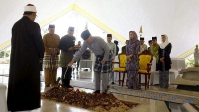 伯拉逝世| 现身国家清真寺英雄墓园   霹苏丹伉俪凭吊伯拉