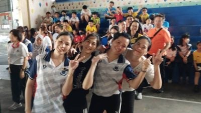 三德华小教师节庆典    老师玩游戏 学生喝彩