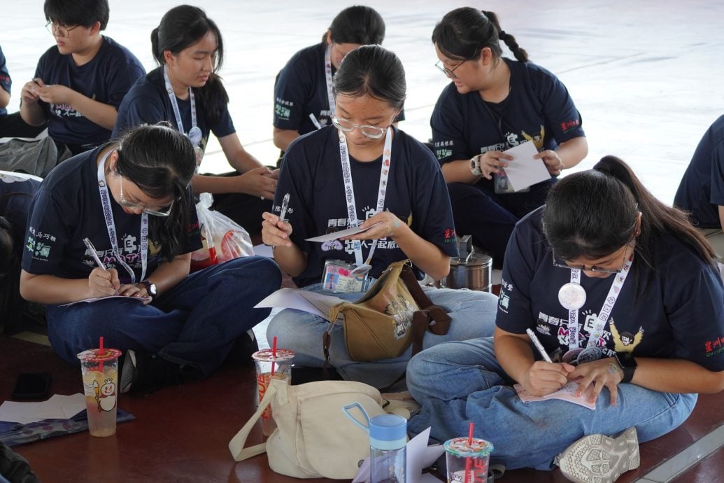 霹：学海学记|校园报道|主文|第40届学记卸任情谊存  闯关信笺系初心