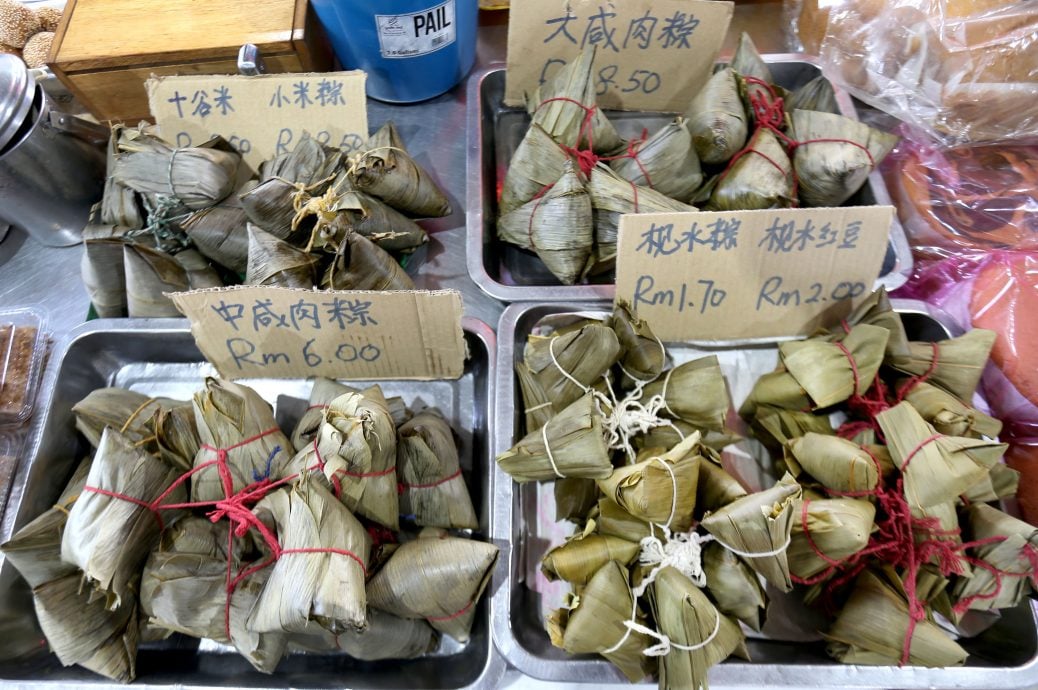 霹：封面主文／端午节将至  猪肉涨价推高粽子成本