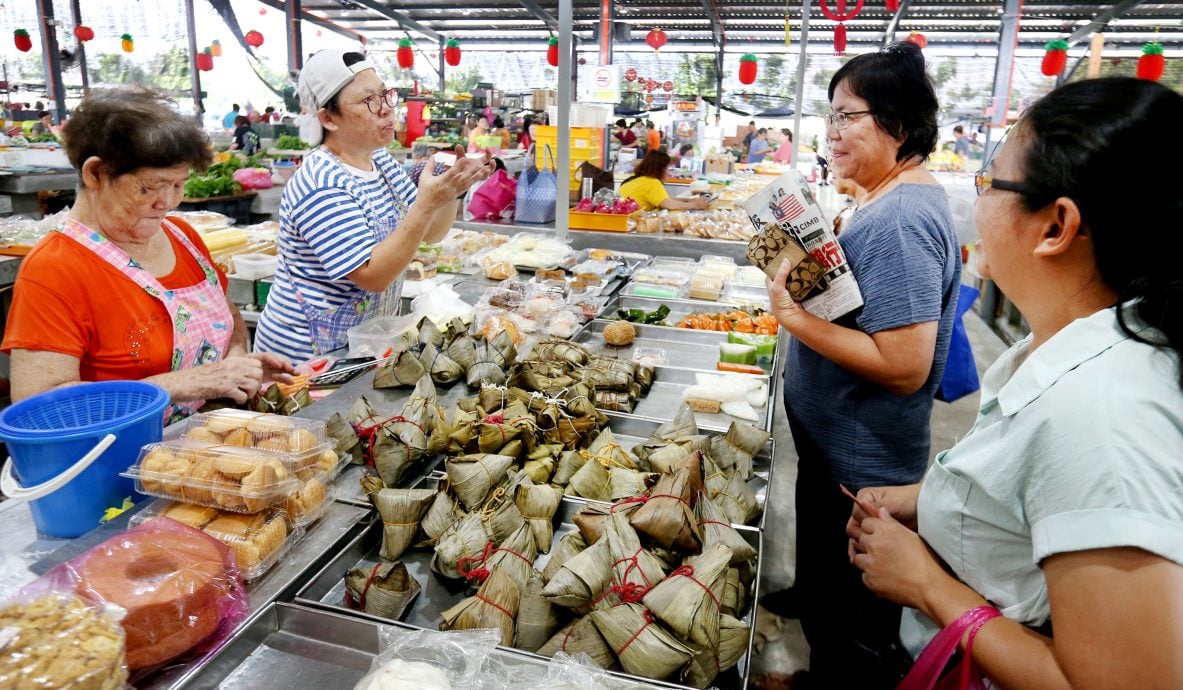 霹：封面主文／端午节将至  猪肉涨价推高粽子成本
