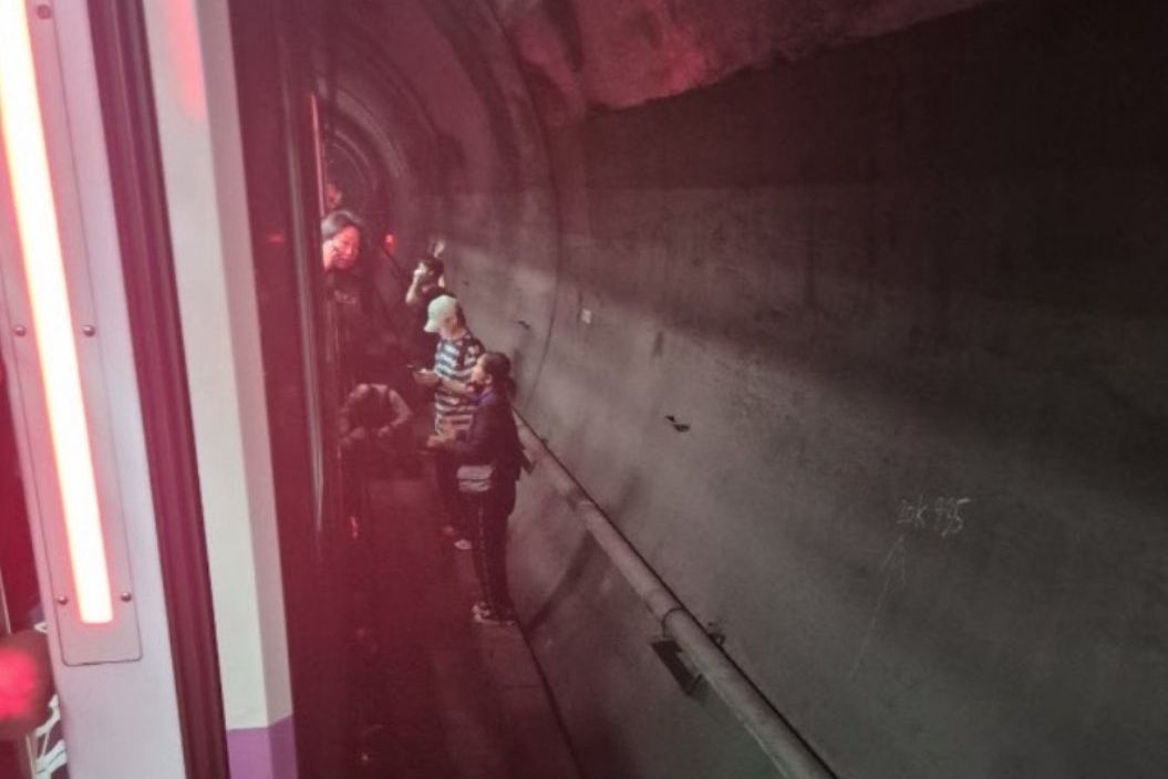 韩国首尔地铁列车疑遭人纵火 列车停驶乘客紧急疏散