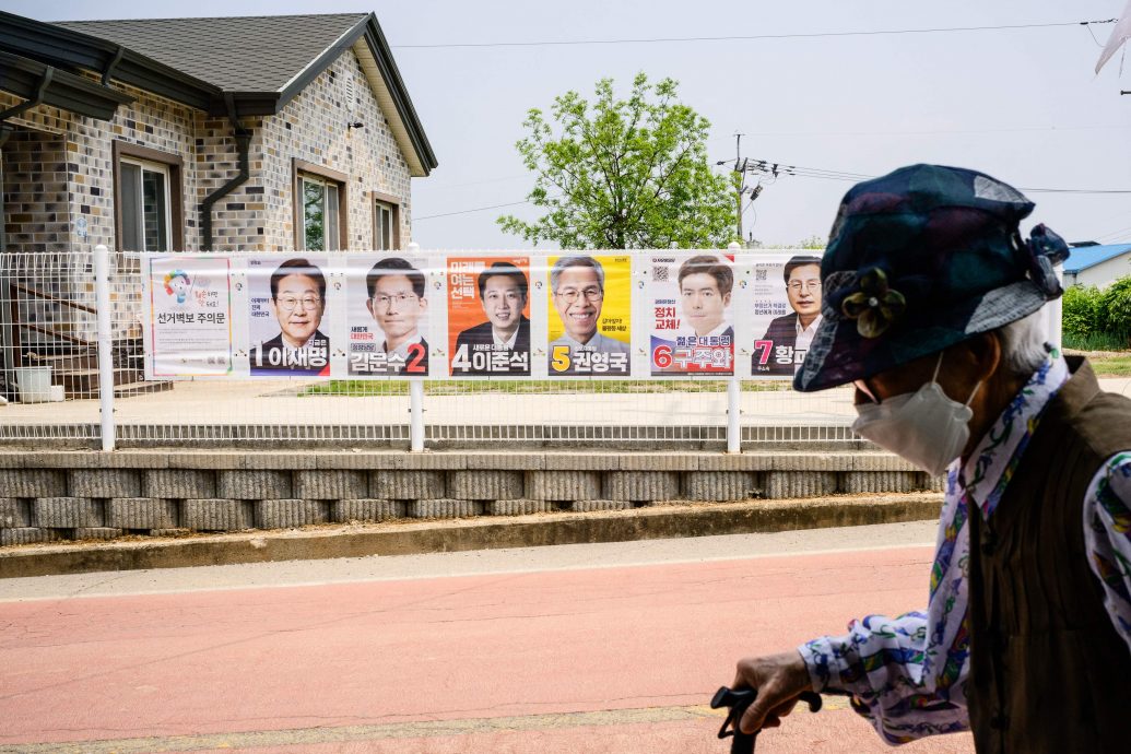 韩总统大选事前投票率34.74% 票箱发现上届国会选票