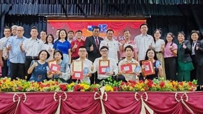 5人考10科A+  甲华文高等中学登甲榜首