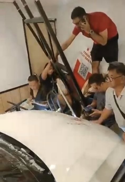 飞车撞进快餐店 老太太伤重死亡