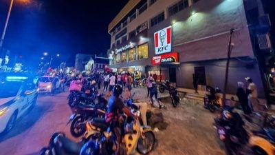 飞车撞进快餐店 老太太伤重死亡