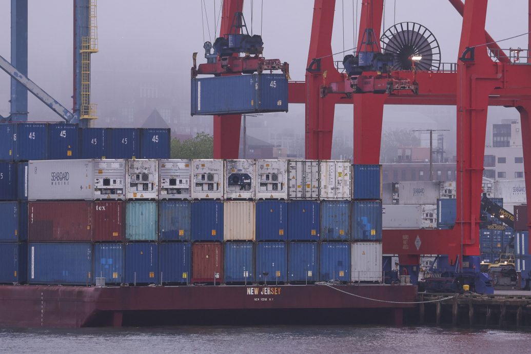 首批145%关税中国货轮抵洛杉矶港 料数周内物价飇涨或缺货