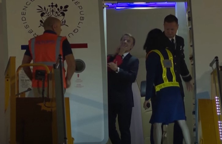 马克龙疑被夫人推搡 爱丽舍宫淡化称:夫妻玩闹而已