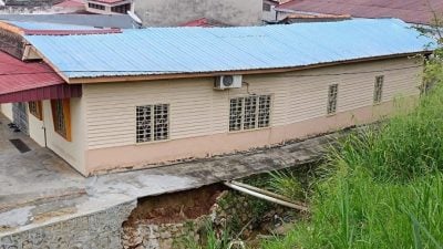 马口第一期平民屋   大雨加剧河堤坍塌
