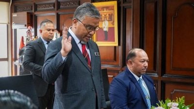 暫兼任芙市長 馬斯里宣誓就任森財政司 