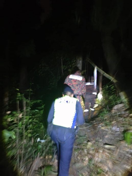 马来女子独自进入米昔拉督吉山探险迷路,警方1小时搜救平安寻获。