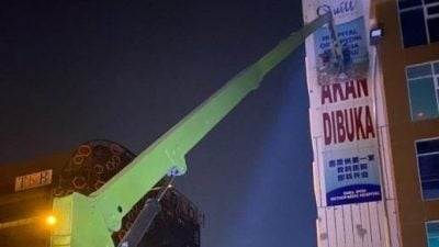 高空作业平台故障 2印尼工人“半天吊”