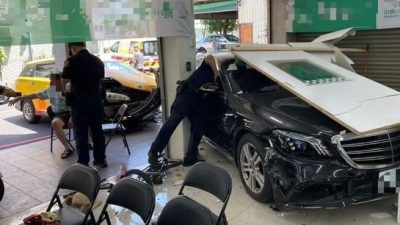 台湾高雄78岁老翁驾车擦撞进民宅  一名73岁妇受伤