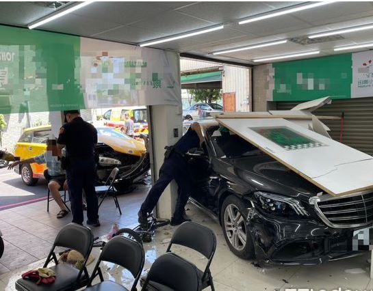 高雄78岁翁驾车擦撞进民宅  一名73岁妇受伤 