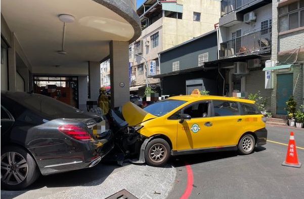 高雄78岁翁驾车擦撞进民宅  一名73岁妇受伤 