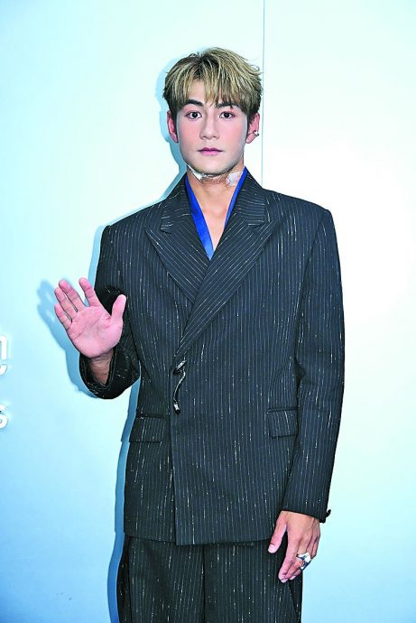 魏浚笙受伤后首现身 获女友每日消毒伤口