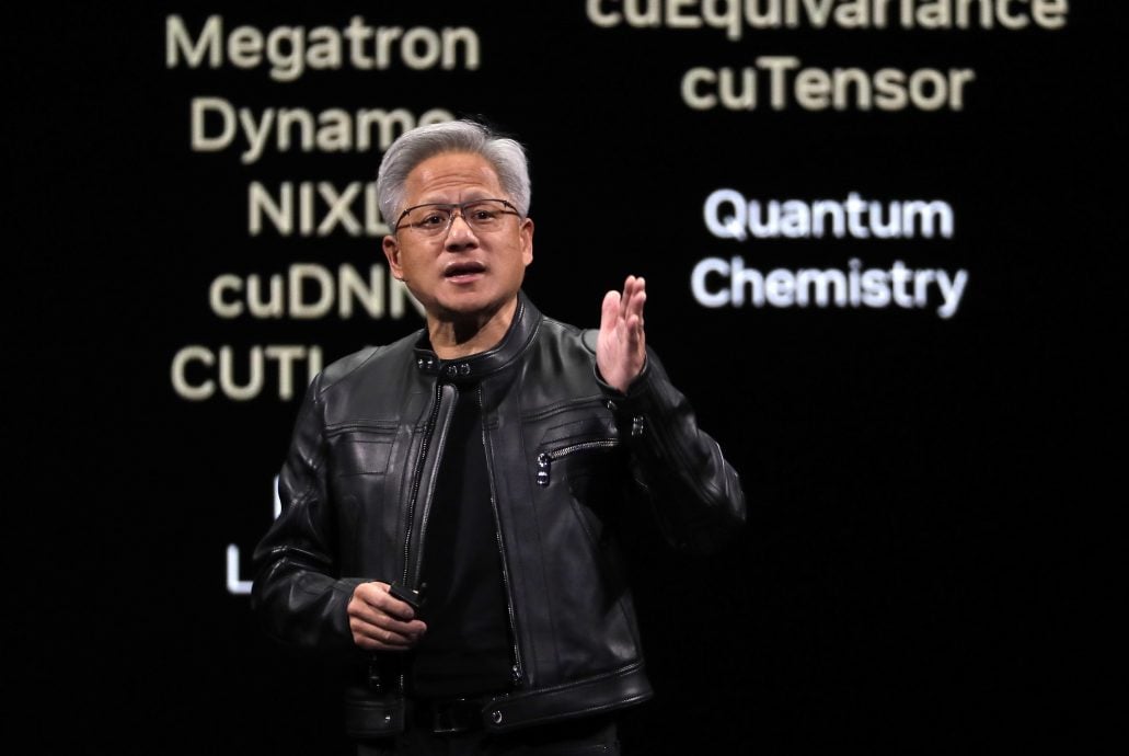 黄仁勋:全球一半AI人才都是华人 美国晶片禁令阻挡不了